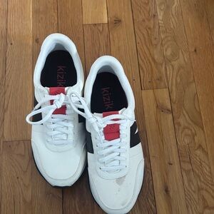 women’s slip in Kizik white & black sneaker sz 101/2
